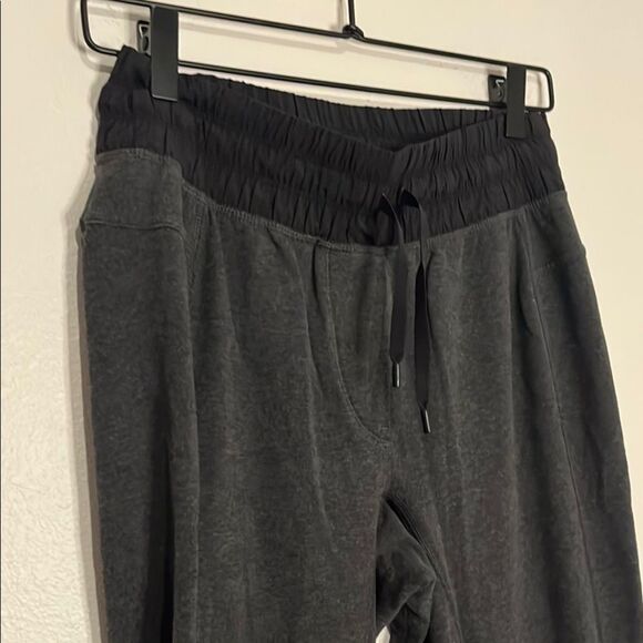 lululemon athletica gray and Black Happy Yin Year‎ Sweatpants Size 4 - Picture 3 of 7